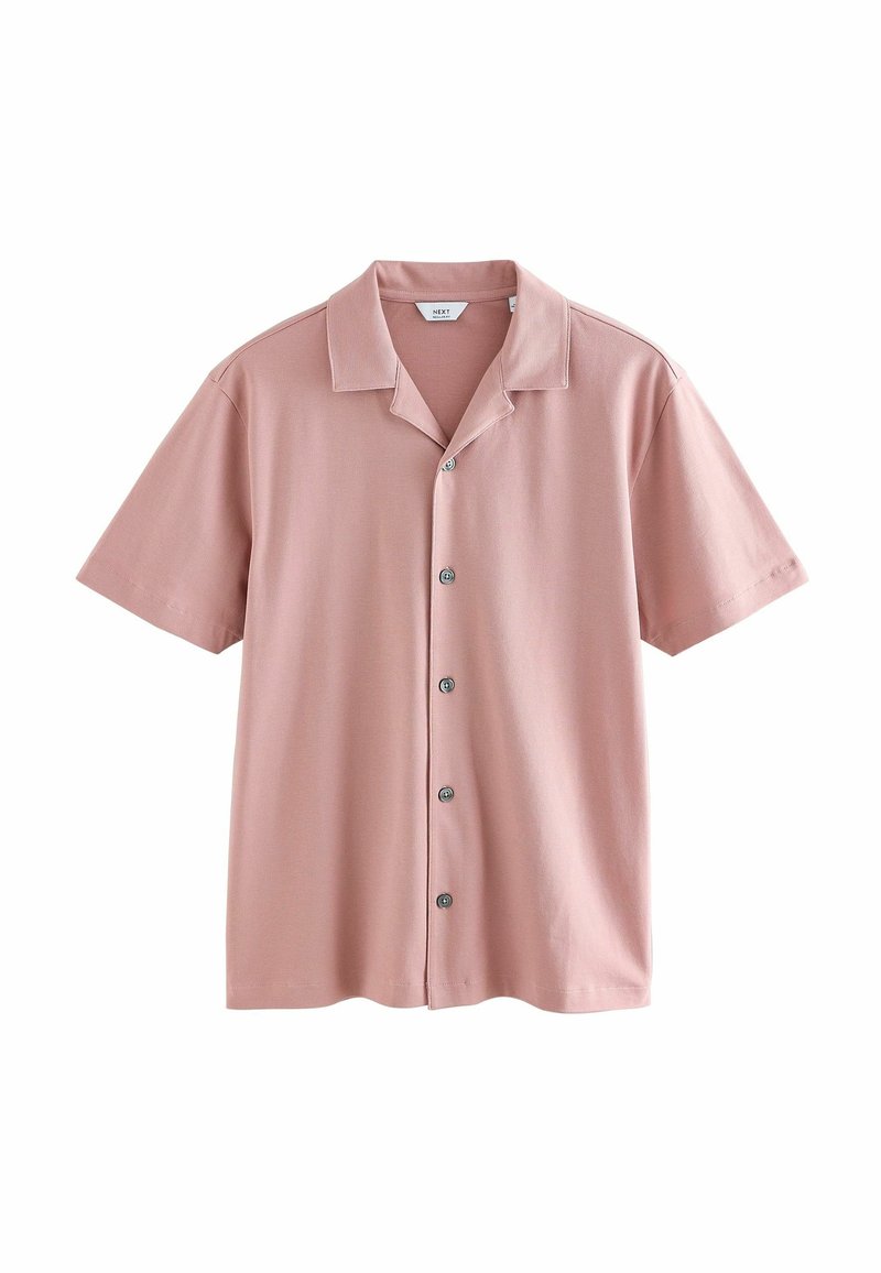 Chemise à manches courtes à boutons en tissu rose doux, dotée d'un col évasé, de six boutons circulaires gris et d'une coupe décontractée.