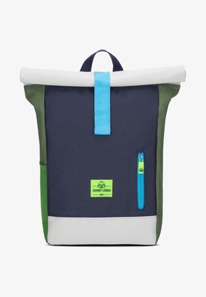 Mochila de tipo roll-top fabricada con tejido duradero en navy, verde y blanco. Presenta un asa azul, un bolsillo frontal con cremallera azul y un parche con logo.