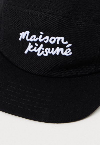 Gorra negra de tejido estructurado con el texto bordado en blanco "Maison Kitsuné". Cuenta con visera plana y detalles cosidos.
