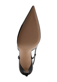 Chaussure à talon haut noire avec un bout pointu et un design à lanières. Tige en cuir lisse, semelle brune texturée avec logo, et un talon étroit.