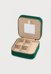 Kis zöld bársony ékszertartó, bézs belsővel, négy rekesszel, gyűrűtartóval és négyzet alakú tükörrel a fedél alatt.