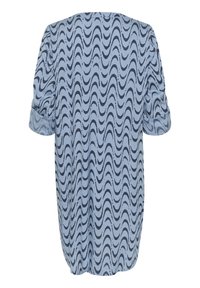 Jasnoniebieska tunika z falistym czarnym wzorem, okrągłym dekoltem i rękawami do łokcia. Miękki materiał i luźny krój.