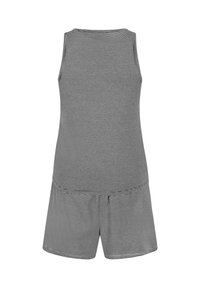 Grijze mouwloze top met zwart-witte strepen, gecombineerd met bijpassende gestreepte shorts. Zachte stof met een relaxte pasvorm en een afgeronde zoom.