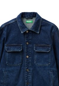 Donkerblauwe spijkerjack met knoopsluiting, twee klepzakken op de borst, zijzakken en een groen United Colors of Benetton-label aan de binnenkant van de kraag.