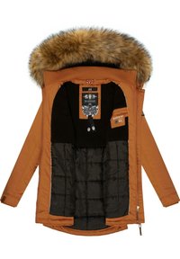 Parka orange isolée avec capuche amovible en fausse fourrure, doublure noire, intérieur matelassé et diverses étiquettes de marque à l'intérieur.