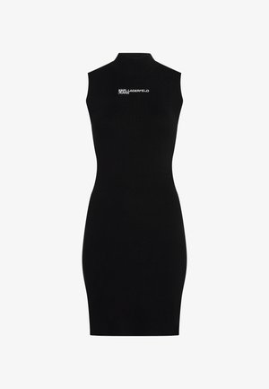 Juoda susiraukšlėjusi be rankovių suknelė su aukštu apykakle. Pavyzdžiuoja logotipą, kuriame užrašyta "KARL LAGERFELD JEANS" baltu raštu per krūtinę.