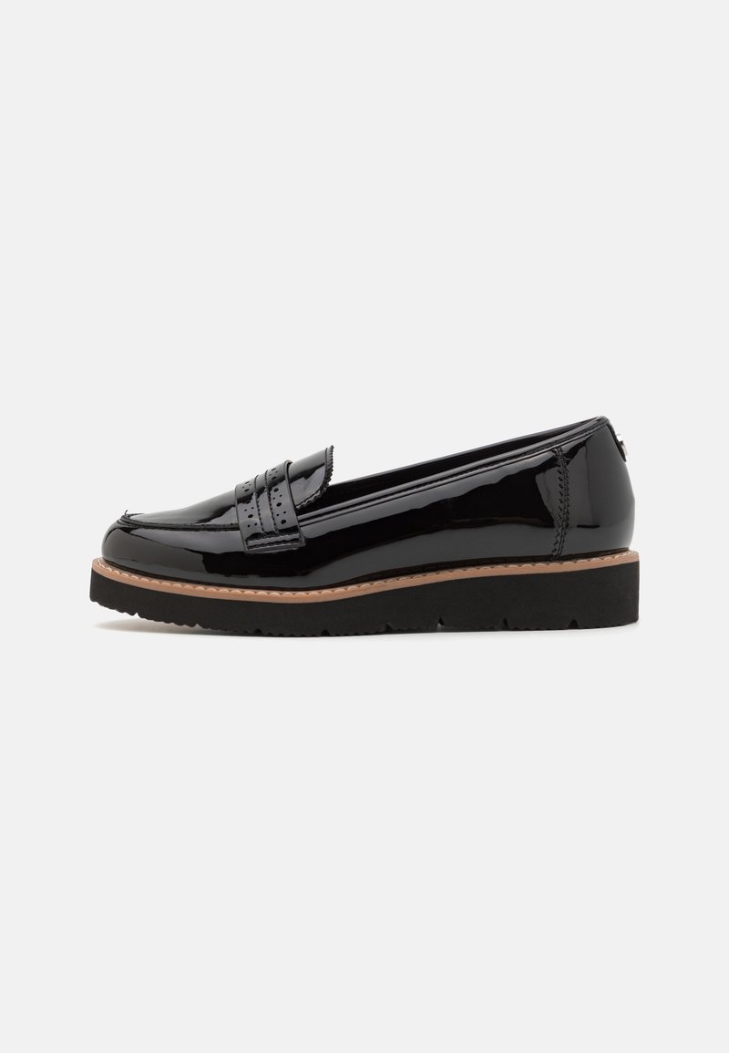 Mocassins en cuir verni noir avec un bout arrondi, des coutures décoratives et une semelle en caoutchouc, offrant une plateforme basse pour un confort supplémentaire.