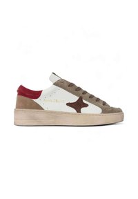 Sneaker basse in pelle bianca, con stella e dettagli in suede marrone, toppa rossa sul tallone e suola beige, con il marchio "AMAB/DELUXE" in lettere dorate.