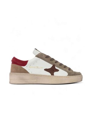 Sneaker basse in pelle bianca, con stella e dettagli in suede marrone, toppa rossa sul tallone e suola beige, con il marchio "AMAB/DELUXE" in lettere dorate.