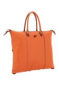 Borsa a mano in pelle arancione con doppi manici, caratterizzata da una texture liscia, dettagli neri e un logo. Chiusura con cerniera e particolari di ferramenta evidenti.