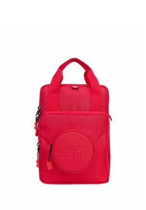 Sac rectangulaire rouge de marque LEGO avec double poignée, poche avant zippée avec logo embossé et tirettes en forme de briques LEGO.