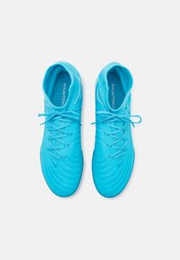 Lichtblauwe sneakers met een textuurdesign, voorzien van een hoge schacht, vetersluiting en een opvallend merklogo op de tong.