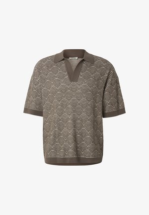 Polo de punto marrón de manga corta con patrón de conchas en marrón más claro y cuello abierto en V.