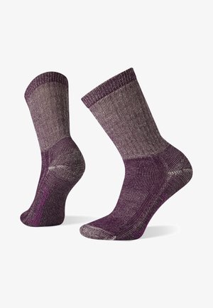 Mauve strumpor med ribbat mönster, som har förstärkt häl och tå. Subtila färgvariationer ger djup åt designen.
