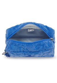 Pochette rettangolare blu con texture, dotata di chiusura a zip, con fodera interna e un piccolo ciondolo attaccato al tirazip.