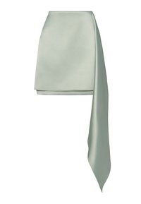 Hellgrüner Satin-Minirock mit asymmetrischem Design und einem langen, fließenden Seitenschal. Glatte Textur und saubere Kanten.