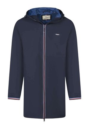 Mørkeblå lang hættejakke med frontlynlås, lille hvidt logo på brystet og rød-hvid-blå kant ved ærmekanter og lynlåskanter.