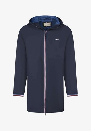 Mørkeblå lang hættejakke med frontlynlås, lille hvidt logo på brystet og rød-hvid-blå kant ved ærmekanter og lynlåskanter.