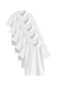 Fem identiska vita polo t-shirts staplade prydligt, var och en med en klassisk krage och knappslå, märkta som Clarks.