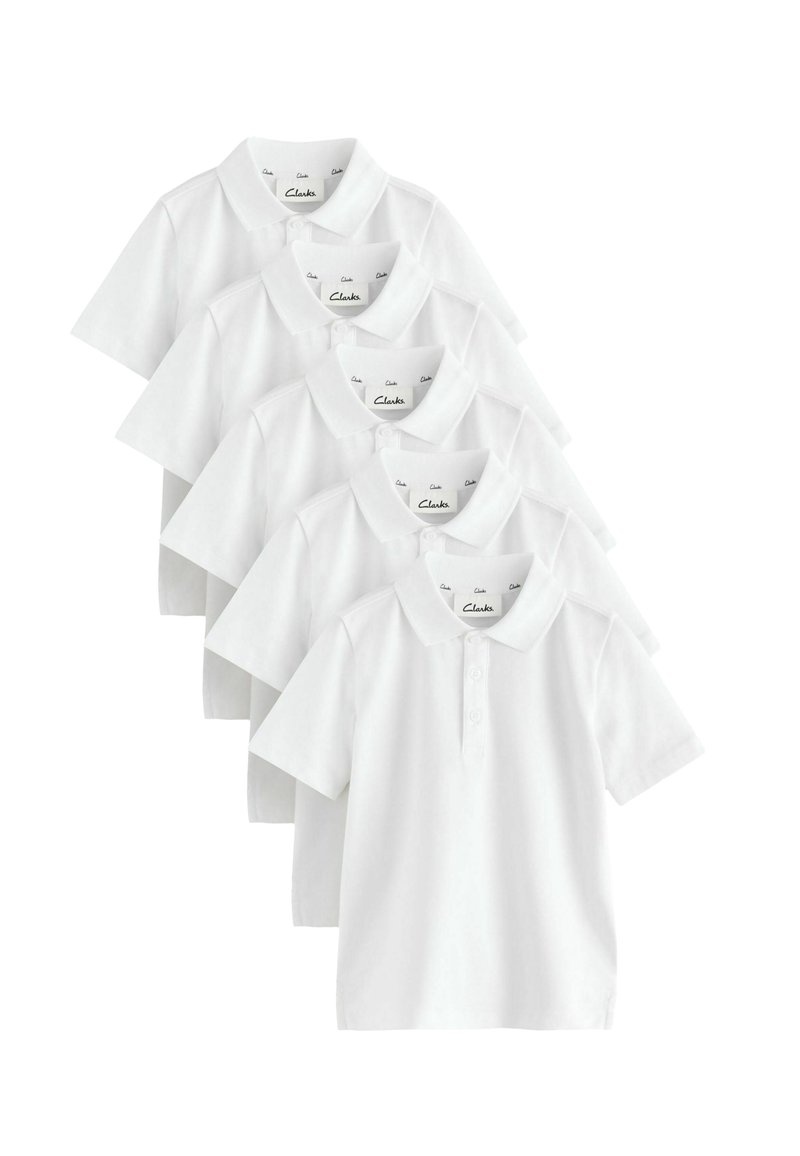 Fem identiska vita polo t-shirts staplade prydligt, var och en med en klassisk krage och knappslå, märkta som Clarks.