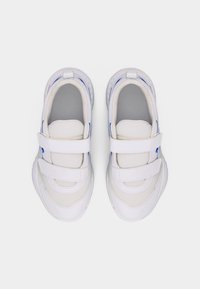 Ζευγάρι λευκά παιδικά αθλητικά παπούτσια με μπλε λεπτομέρειες και δύο ρυθμιζόμενους ιμάντες βέλκρο, σε άποψη από πάνω σε λευκό φόντο.