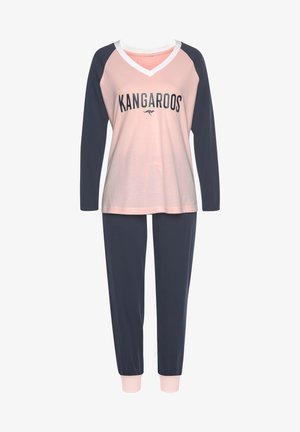 Rosa und marineblaues Schlafanzugset mit langen Ärmeln. Das V-Ausschnitt-Oberteil zeigt einen Druck mit "KANGAROOS". Die Hose hat elastische Bündchen und eine glatte Textur.