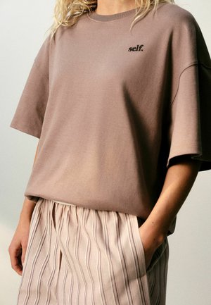 Self., TALL FIT - STRIPE SHORT SLEEVE PYJAMAS SET - Nachtwäsche Set - brown