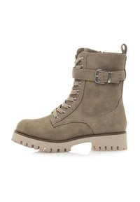 Botas de tobillo de ante topo con puntera redonda, cordones en la parte delantera y detalles de correa con hebilla. Tacón de bloque con suela resistente para tracción.