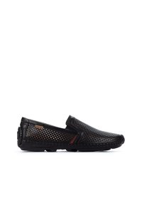 Schwarze Slipper aus perforiertem Leder mit gesticktem Detail und Gummisohle. Verfügt über einen kleinen roten Akzent an der Seite.