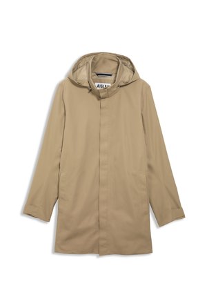Imperméable beige avec capuche, manches longues, fermeture à pression sur le devant et deux poches latérales. Tissu lisse et léger, design minimaliste.