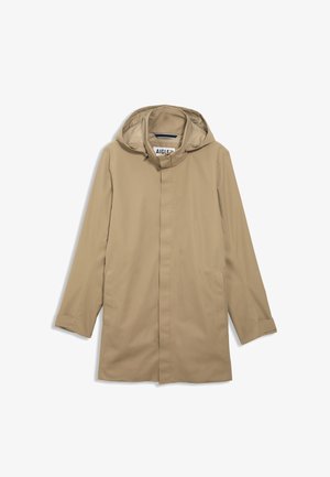 Imperméable beige avec capuche, manches longues, fermeture à pression sur le devant et deux poches latérales. Tissu lisse et léger, design minimaliste.