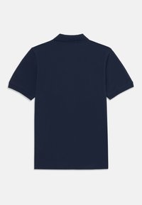 Granatowa koszulka polo, krótki rękaw, klasyczny kołnierzyk, wykonana z gładkiego materiału, o jednolitym wzorze bez widocznych logo czy wzorów.