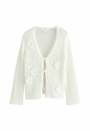 Weißer gehäkelter Cardigan mit V-Ausschnitt, langen Ärmeln und Bindeverschluss. Verfügt über Blumenapplikationen und ein offenes Strickmuster für einen strukturierten Look.
