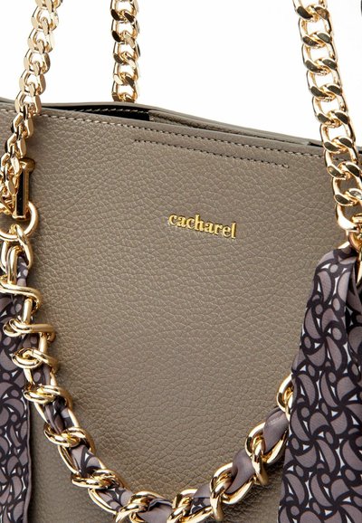 Borsa a mano in pelle grigia testurizzata con tracolla a catena dorata e dettaglio decorativo in tessuto con motivo. Nome del marchio "cacharel" in oro.