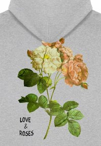 Felpa grigia heather con un design floreale composto da rose rosa e bianche, foglie verdi e la scritta “LOVE & ROSES” in nero.
