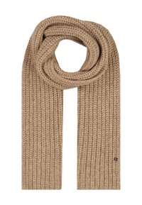 Sciarpa in lana a maglia beige con un motivo a coste, intrecciata in modo fluido nella parte superiore, con un piccolo logo metallico rotondo vicino a un'estremità.