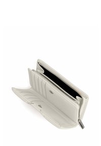 Cartera de piel blanca con un acabado texturizado, que cuenta con múltiples ranuras para tarjetas y un compartimento con cremallera. Se abre por completo para un fácil acceso.
