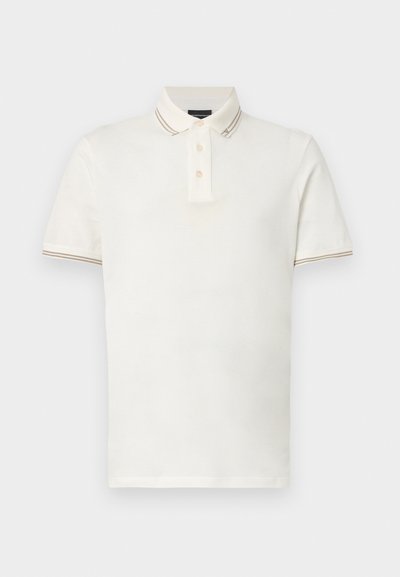 Λευκό πουκάμισο πόλο με κοντά μανίκια, τρία κουμπιά στη γραβάτα και μπεζ ρίγες στις άκρες του γιακά και των μανικιών.