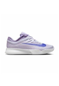 Chaussure de sport violet clair avec une tige en maille légère, semelle blanche et un swoosh Nike bleu sur le côté, avec des motifs texturés.