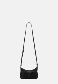 Borsa crossbody in suede nera con tracolla regolabile, chiusura con zip e dettaglio di fibbia decorativa sul davanti. Texture liscia, design compatto.
