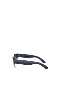 Occhiali da sole blu in plastica con montatura rettangolare. Presentano lenti scure e aste sottili, inclusi il logo della marca su un lato.
