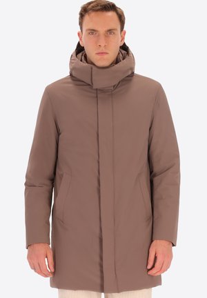 Cappotto leggero marrone con colletto alto e zip nascosta. Presenta due tasche laterali e un design elegante e aerodinamico. Texture liscia.