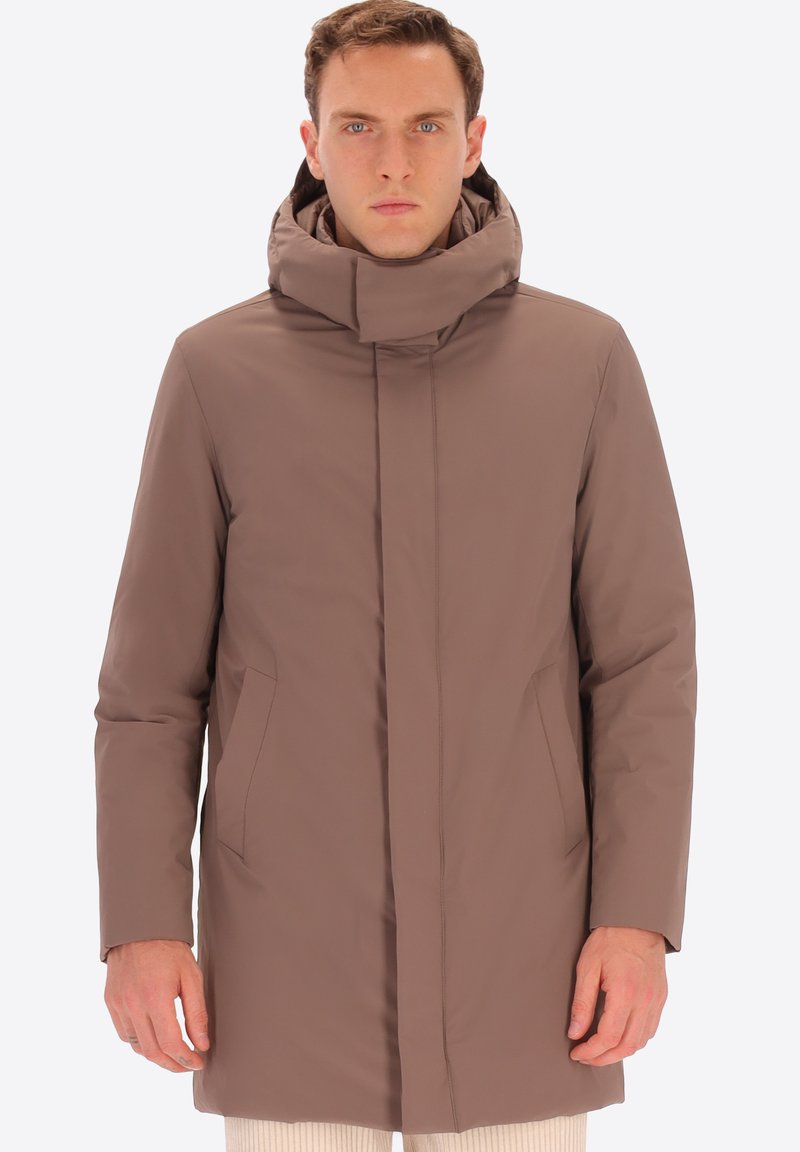 Cappotto leggero marrone con colletto alto e zip nascosta. Presenta due tasche laterali e un design elegante e aerodinamico. Texture liscia.