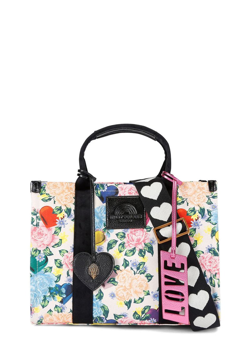 Borsa a fantasia floreale con accenti neri, caratterizzata da un ciondolo a forma di cuore e una tracolla con disegni a cuore. Il testo recita "LOVE".