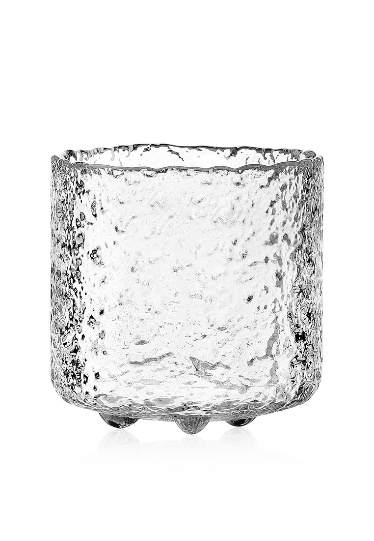 Getextureerde glazen kom van helder glas met een ruwe, ongelijkmatige oppervlakte en kleine ronde voetjes aan de onderkant, weergegeven tegen een witte achtergrond.