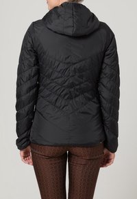 Veste matelassée à capuche noire avec un design matelassé présentant des motifs de couture horizontaux et diagonaux. Matière légère, coupe ajustée.