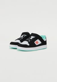 Zapatillas en blanco y negro con suela verde menta, correa ajustable, diseño con cordones y un destacado logotipo rojo en el lateral.