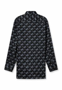 Langärmliges Hemd aus schwarzem Stoff mit einem wirbelnden Wellenmuster in Hellblau. Verfügt über einen Kragen und knöpfbare Manschetten. Weiche, glatte Textur.