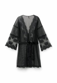 Czarny koronkowy kimono z dzwonowymi rękawami, w wzór w groszki oraz z falbaniastymi brzegami. Posiada szarfę w talii do zapięcia i stylizacji.