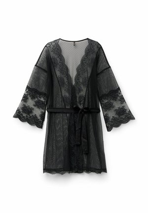 Czarny koronkowy kimono z dzwonowymi rękawami, w wzór w groszki oraz z falbaniastymi brzegami. Posiada szarfę w talii do zapięcia i stylizacji.